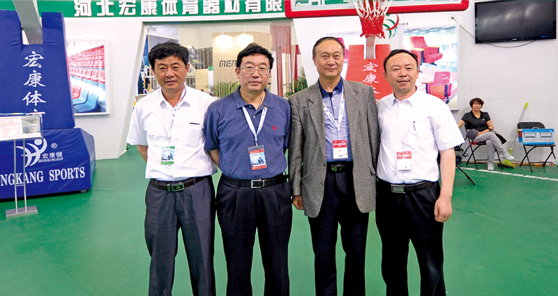 体博会期间公司总经理李荣海与山西体育局领导留念